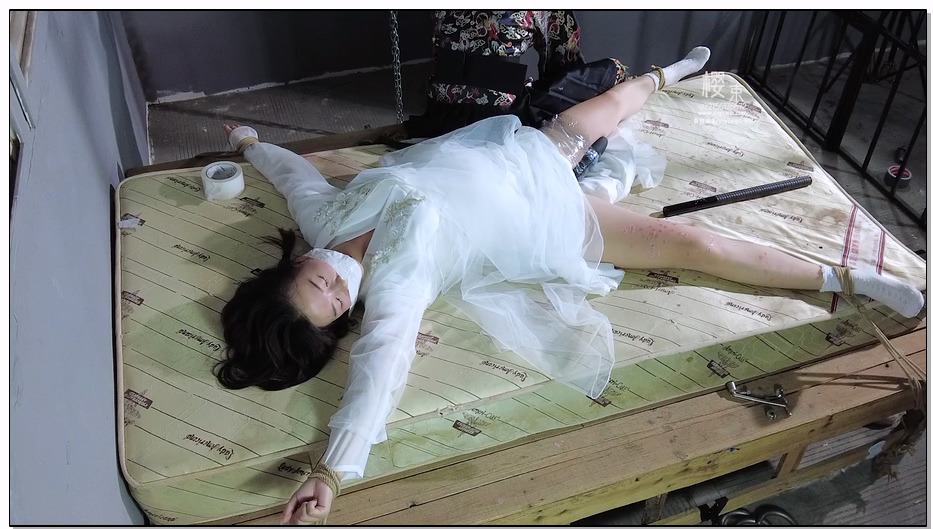 【樱束原创】审讯通奸女妃子 古装妃子通奸被抓获关牢房大字捆绑变态的全身TK电击审讯