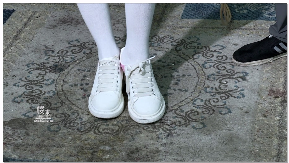 【樱束原创】女学生上课看sm图片被老师发现老师便按图片上的姿势捆绑惩罚她！