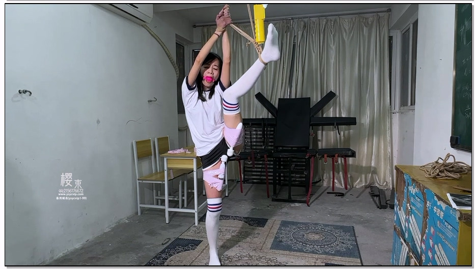 【樱束原创】女学生上课看sm图片被老师发现老师便按图片上的姿势捆绑惩罚她！