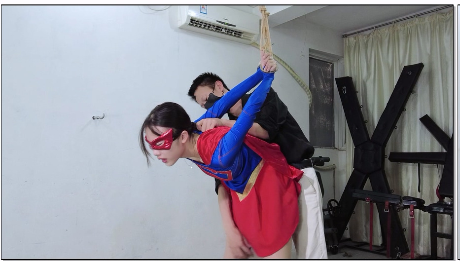 【樱束原创】女超人的屈辱臣服 性感女超人被歹徒抓住K9开腿后手直臂吊缚鞭打狂虐