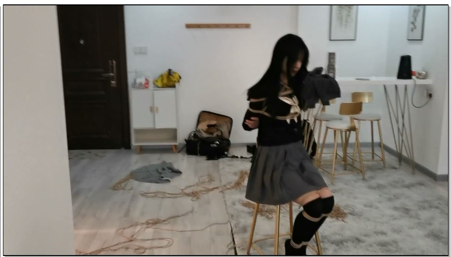 【奥特曼】绒绒JK独自放置一小时，因为绑的难受居然自己逃出去了