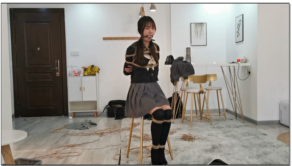 【奥特曼】绒绒JK独自放置一小时，因为绑的难受居然自己逃出去了