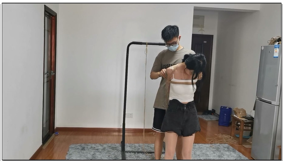 【奥特曼】身材面容完美的小宝妹直臂紧缚跪吊放置