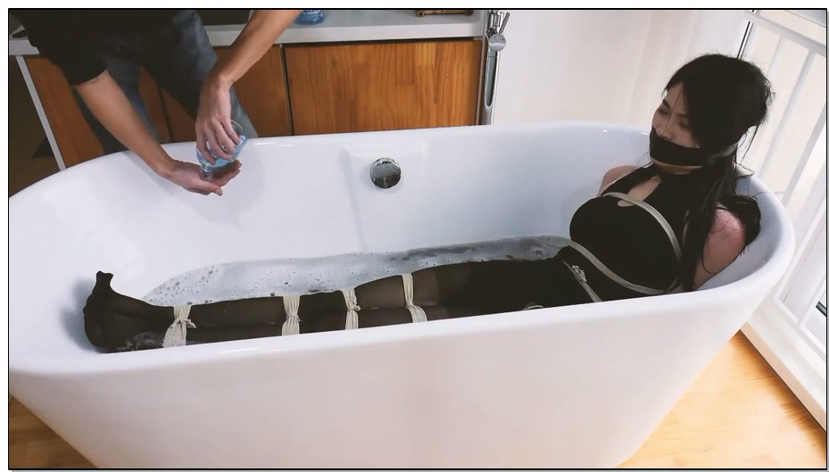 【半岛束艺】湿身诱惑2 黑白丝足双重诱惑！踮脚吊缚白丝失禁 精彩加倍