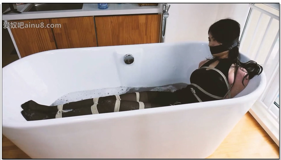 【半岛束艺】湿身诱惑2 黑白丝足双重诱惑！踮脚吊缚白丝失禁 精彩加倍