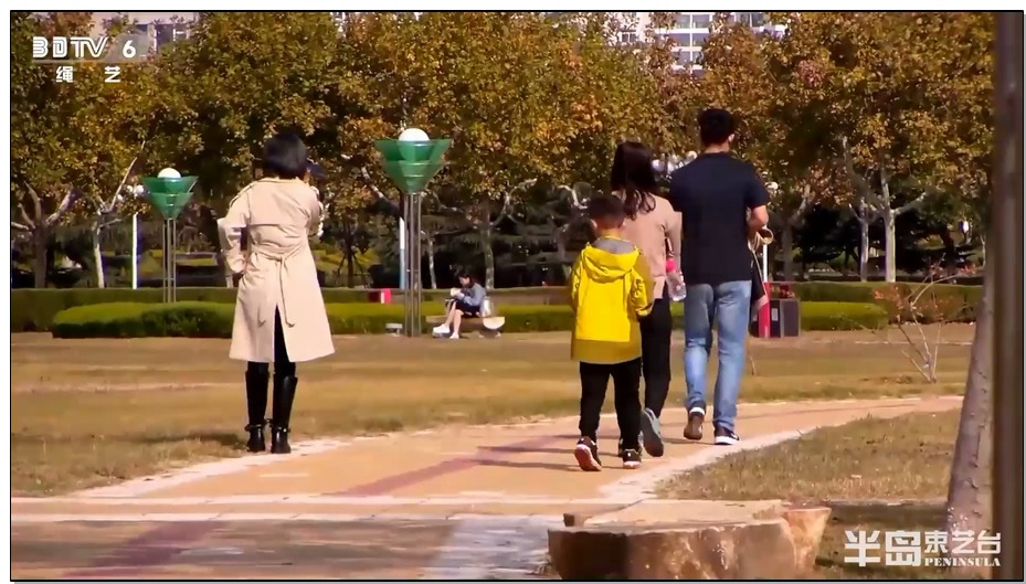 【半岛束艺台】海语镣铐广场人群穿梭