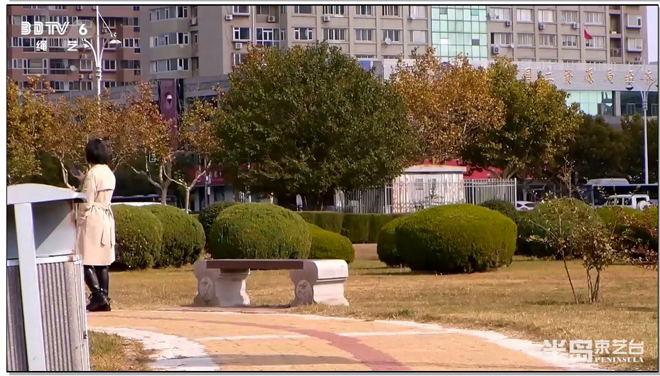 【半岛束艺台】海语镣铐广场人群穿梭