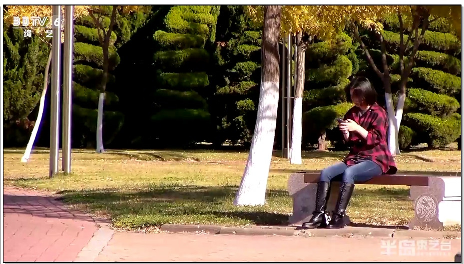 【半岛束艺】行为艺术，暗拍海语广场镣铐长凳展示，遇热心大妈