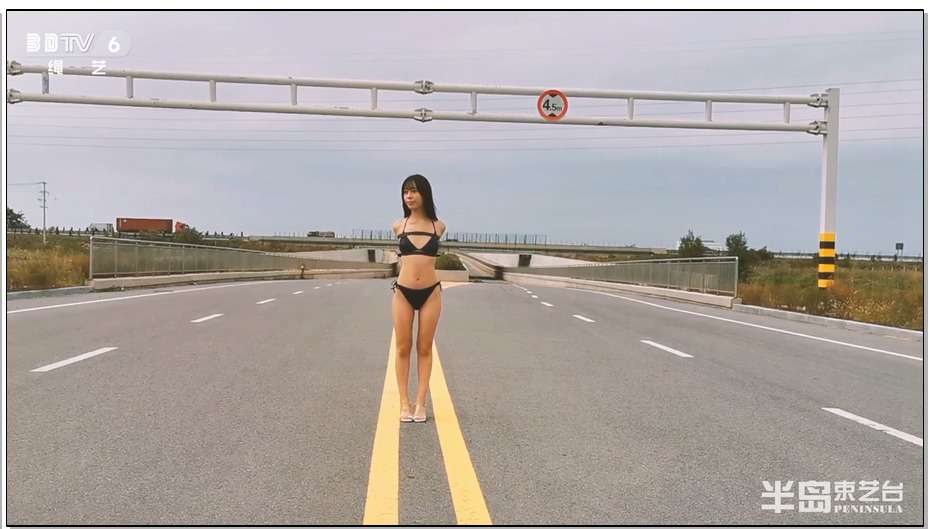 【半岛束艺】桃子内衣勒嘴皮带紧缚公路跳舞，双胞胎妹妹乱入