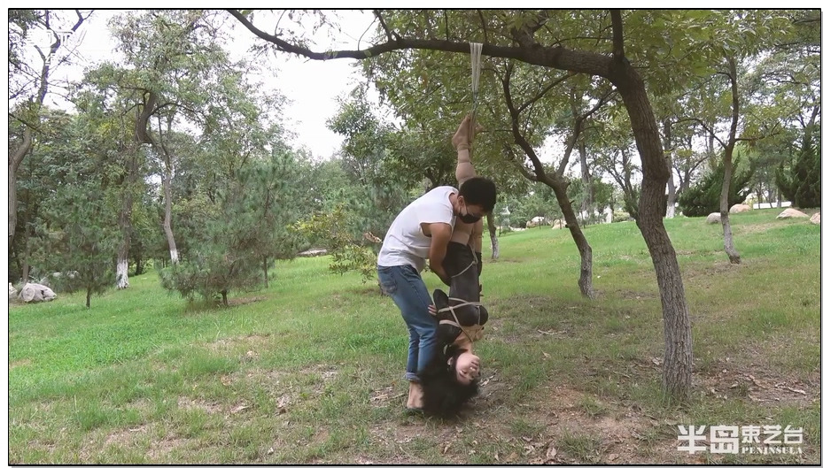 【半岛束艺】芒果公主野外倒吊，胸要掉出来了