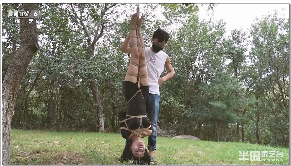 【半岛束艺】芒果公主野外倒吊，胸要掉出来了