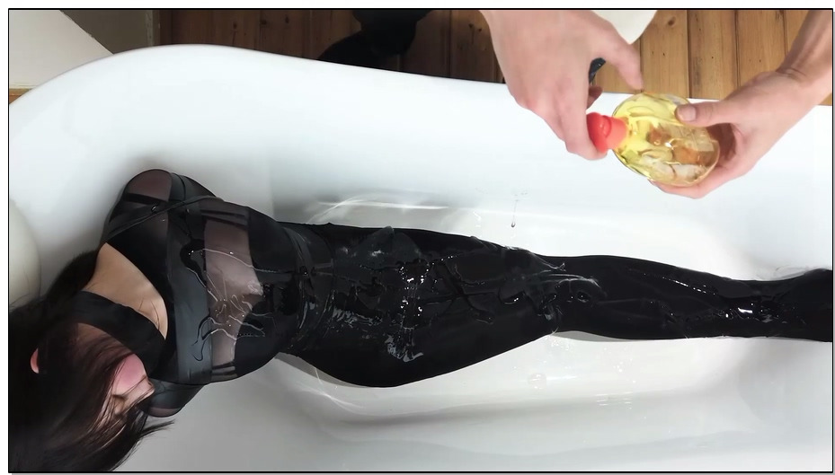 【半岛束艺】诱惑湿身黑丝全包衣 下 3层黑丝包裹美女！美女被丝袜层层包裹被冲水玩弄娇躯