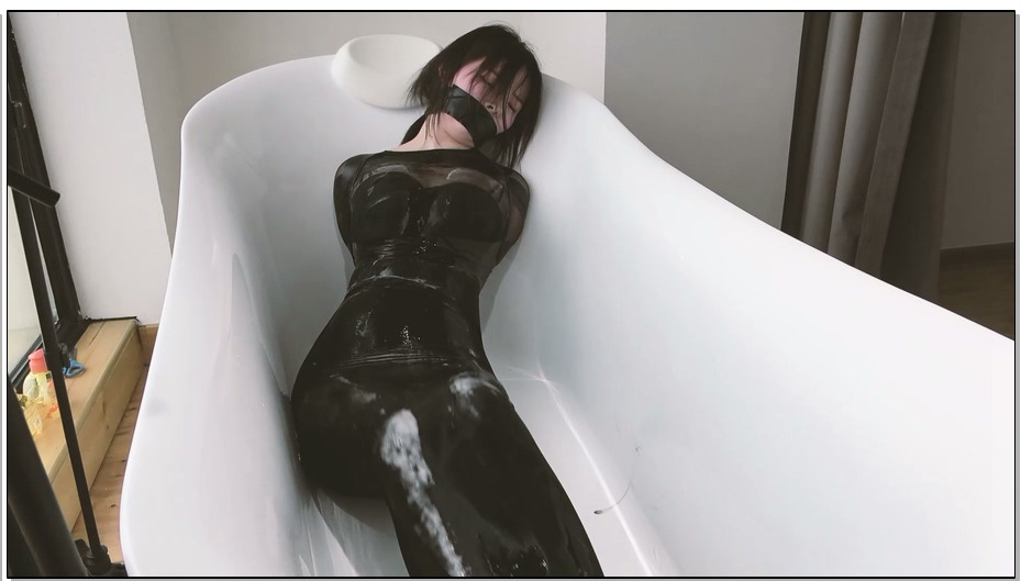 【半岛束艺】诱惑湿身黑丝全包衣 下 3层黑丝包裹美女！美女被丝袜层层包裹被冲水玩弄娇躯