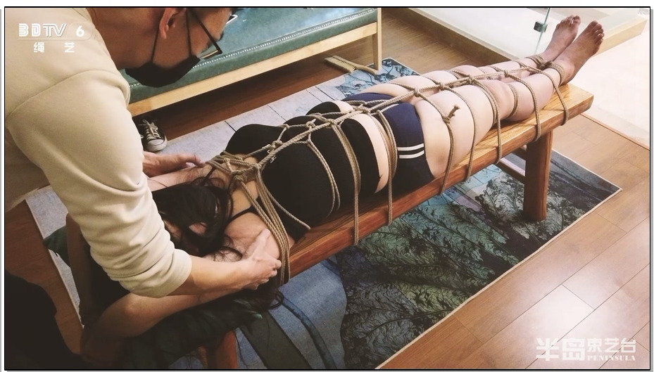 【半岛束艺】胖妞长椅紧缚TK，肉多摔不疼