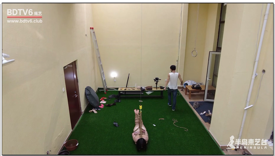 【半岛束艺】台长的新发明：丝袜抹胸